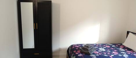 3 habitaciones, tabla de planchar con plancha, cuna de viaje y wifi