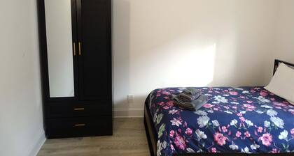 Comfortable 3 Bed Apt in Quiet Neighborhood