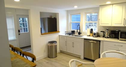 Comfortable 3 Bed Apt in Quiet Neighborhood