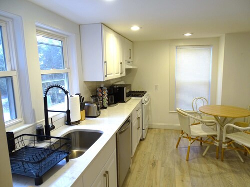 Comfortable 3 Bed Apt in Quiet Neighborhood