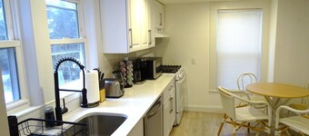 Comfortable 3 Bed Apt in Quiet Neighborhood