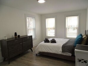 3 bedrooms, iron/ironing board, travel crib, WiFi - Comfortable 3 Bed Apt in Quiet Neighborhood (Wayland)