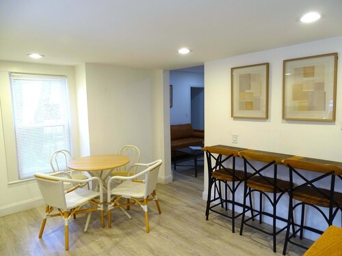 Comfortable 3 Bed Apt in Quiet Neighborhood