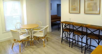 Comfortable 3 Bed Apt in Quiet Neighborhood