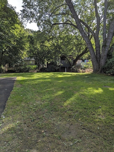 Cozy 3 Bed Apt in Quiet Neighborhood