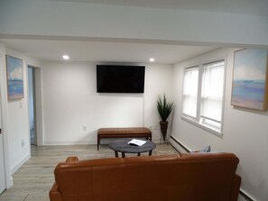 Televisión y oficina 