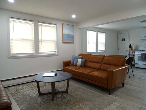 Cozy 3 Bed Apt in Quiet Neighborhood