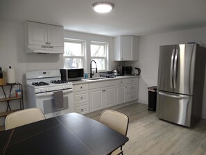 Frigorífic, microones, forn i placa de cuina 