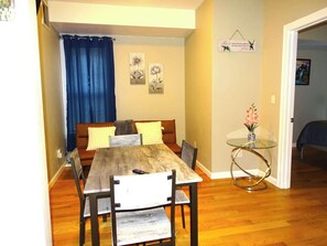 Dining - Beautiful 2 Bed Apt, Minutes from Encore (Everett)