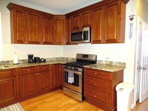 Fridge, microwave, oven, stovetop - Beautiful 2 Bed Apt, Minutes from Encore (Everett)