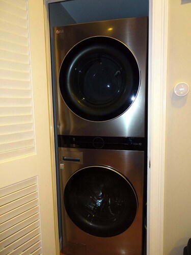 Beautiful 2 Bed Apt, Minutes from Encore