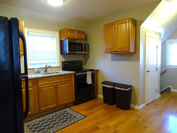 Private kitchen - Convenient 2 bed Apt in Everett a Short Walk to Encore (Everett)