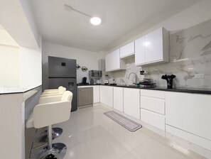 Fridge, microwave, stovetop, dishwasher