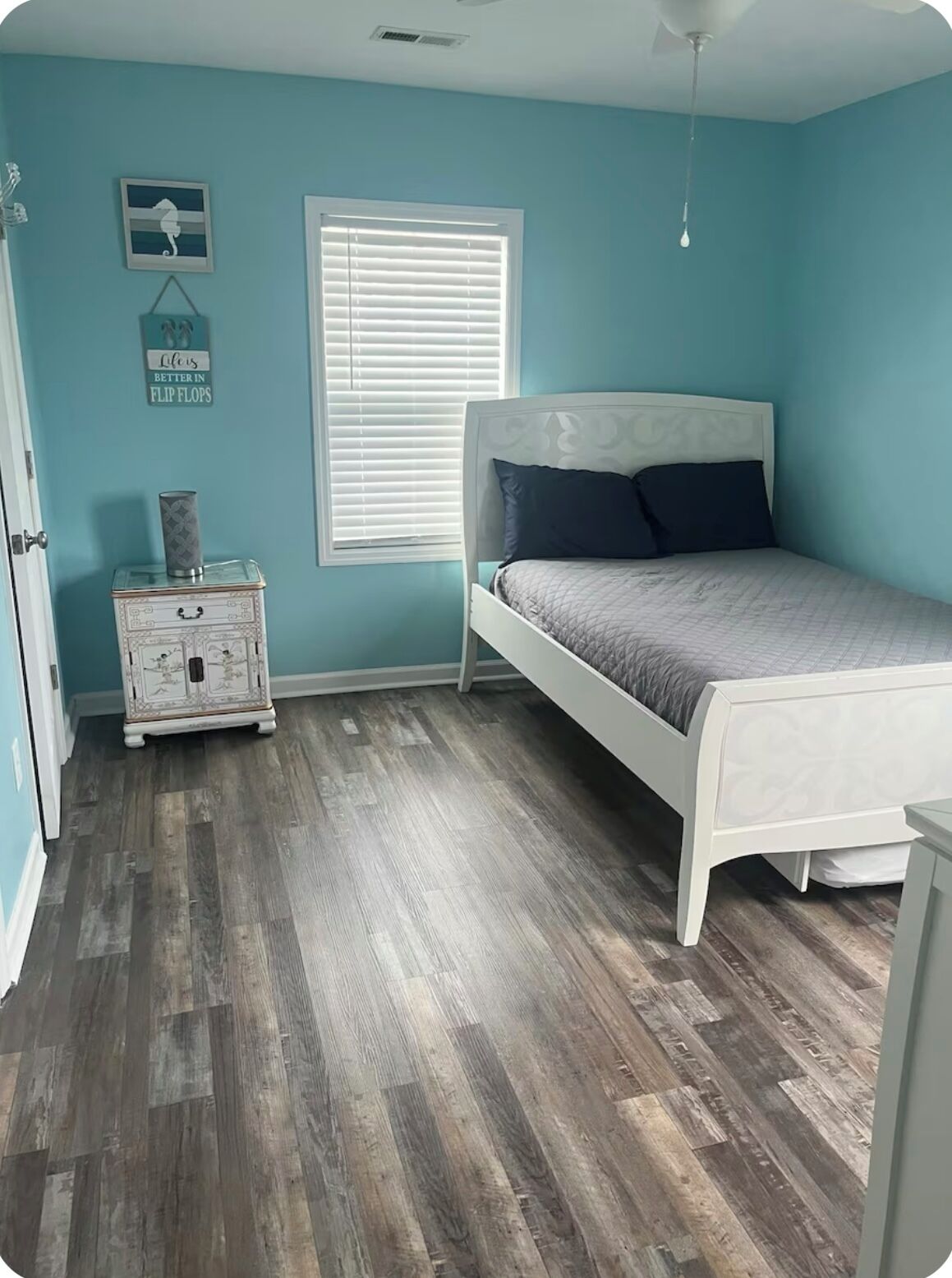 3 makuuhuonetta, tallelokero huoneessa, silitysrauta/-lauta