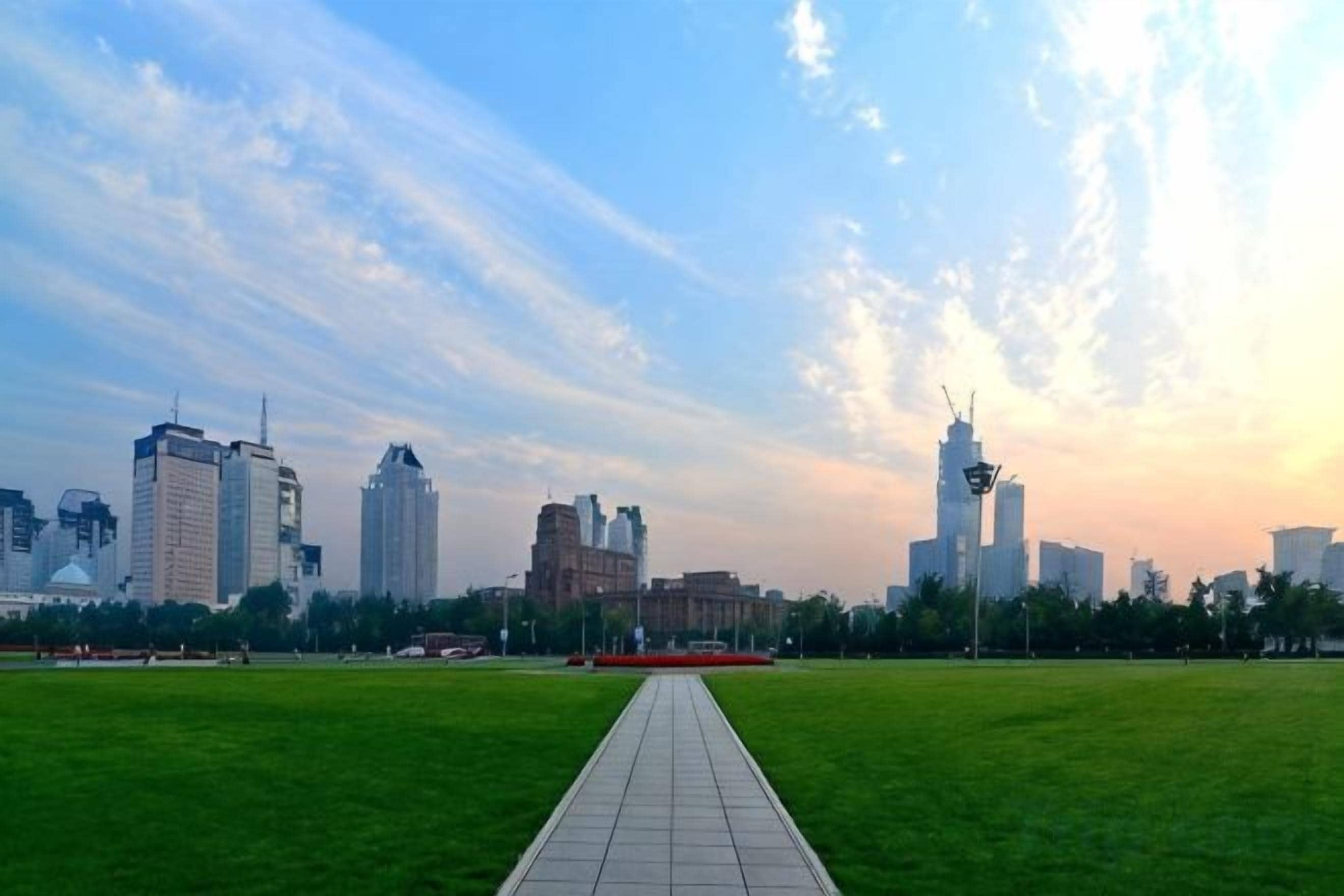 Un horizonte urbano con edificios modernos y un cielo despejado.