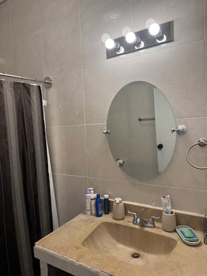 Dusche, Haartrockner, Bidet, Handtücher