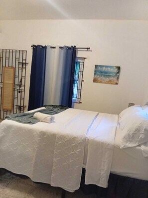5 bedrooms, iron/ironing board, free WiFi, bed sheets - Oceanfront 5BDR on beautiful Long Bay Beach in Portland,JA (Long Bay)
