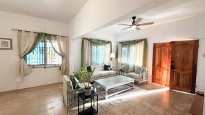 Smart TV - Oceanfront 5BDR on beautiful Long Bay Beach in Portland,JA (Long Bay)