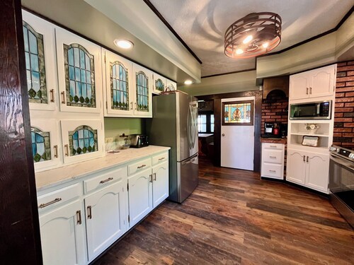 Charming, historic, 4-bedroom lake house w/Hot tub just steps away from lake!