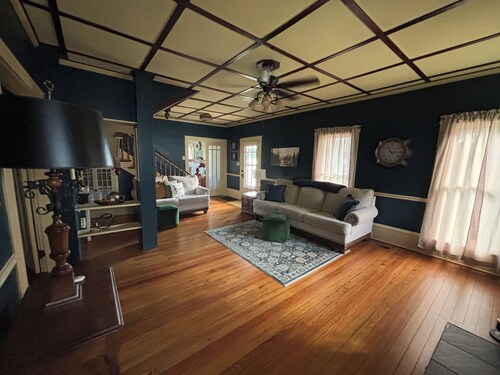 Charming, historic, 4-bedroom lake house w/Hot tub just steps away from lake!