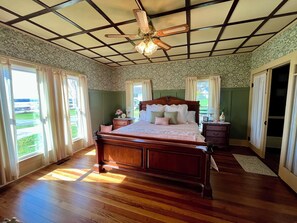 4 bedrooms, iron/ironing board, WiFi, bed sheets