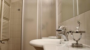 Bathroom - La Torre Hotel (Maiolati Spontini)