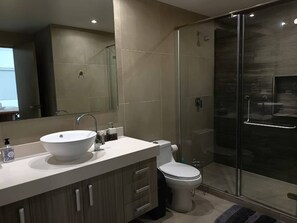 Douche, sèche-cheveux, serviettes fournies