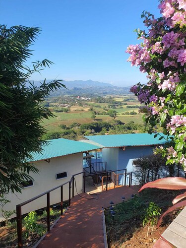 The Toucan - Cozy Mountain Cabin, Stunning Views, Private & Quiet in Costa Rica