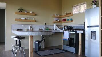 Een koelkast, een oven, een kookplaat, een koffiezetapparaat/waterkoker