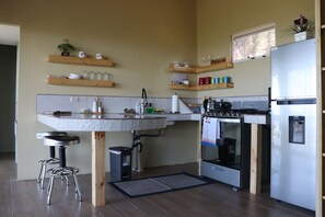 Réfrigérateur, four, plaque de cuisson, cafetière/bouilloire