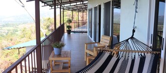 The Toucan - Cozy Mountain Cabin, Stunning Views, Private & Quiet in Costa Rica