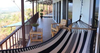 The Toucan - Cozy Mountain Cabin, Stunning Views, Private & Quiet in Costa Rica