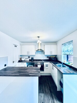 House | Private kitchen - Gateshead Gem - Modern 3 Bedroom House (Gateshead)