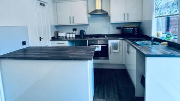 House | Private kitchen | Fridge, microwave, oven, stovetop