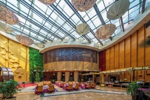A spacious indoor area with a high ceiling, large windows, and tables set up for dining. - Xixiangfeng International Hotel (Pingxiang Railway Station) (Pingxiang)