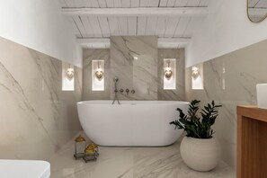 Een douche, een haardroger, een bidet, handdoeken