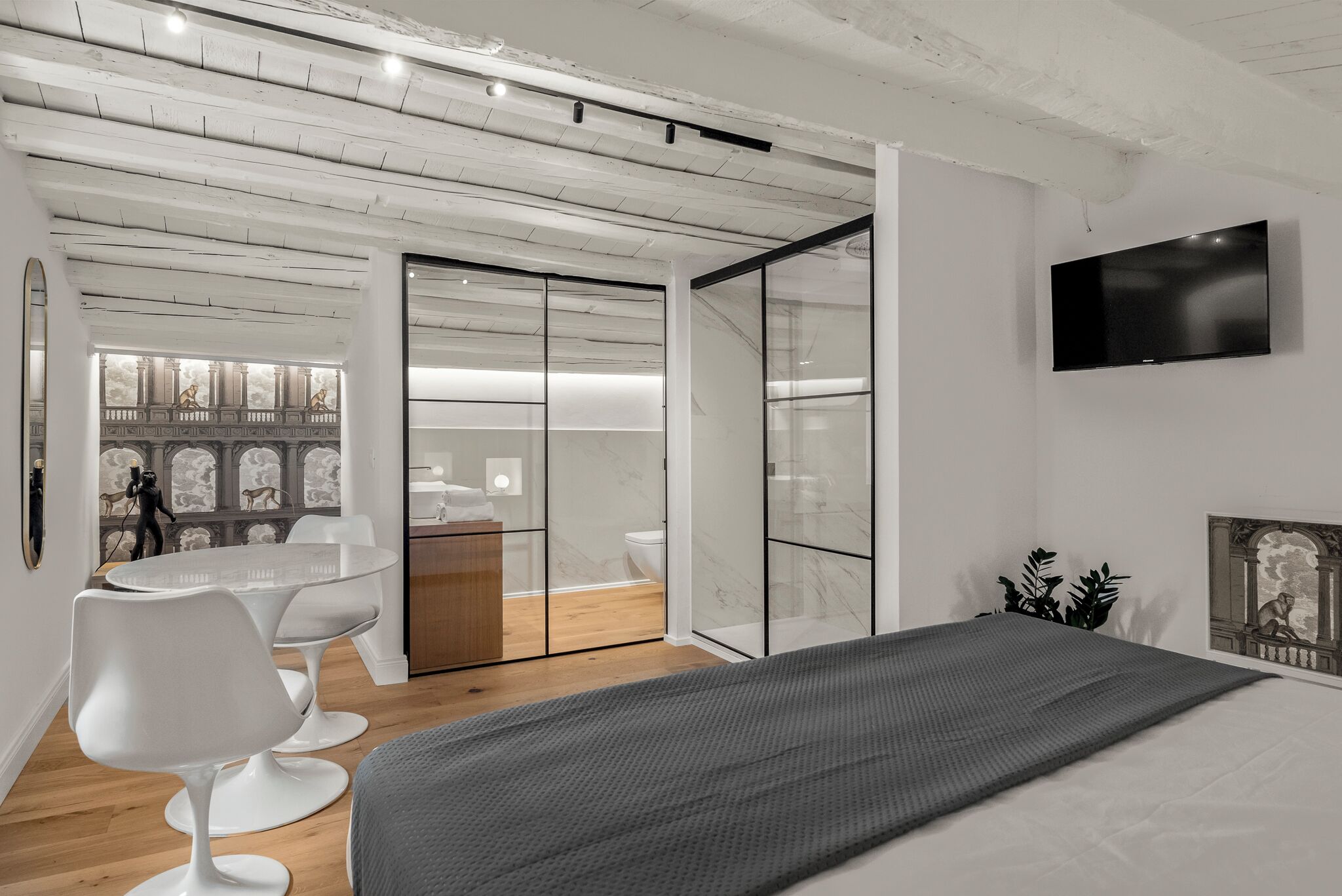 4 bedrooms, iron/ironing board, WiFi, bed sheets