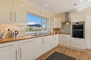 Fridge, microwave, oven, dishwasher - Honeyfield Lodge - Spacious Cottage, Rural Views (Saundersfoot)