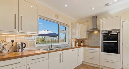 Honeyfield Lodge - Spacious Cottage, Rural Views