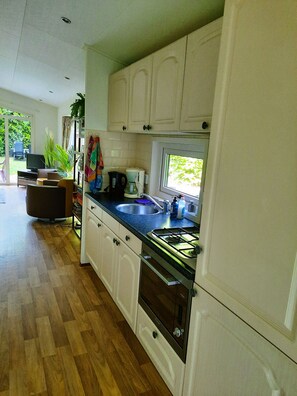 Kühlschrank, Mikrowelle, Herdplatte, Wasserkocher mit Kaffee-/Teezubehör