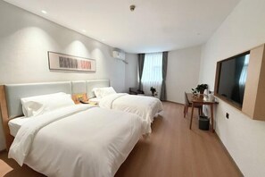 A hotel room with two beds, a desk, a chair, a TV, and a window with curtains. - Home Inn Piper Cloud (Xuzhou Dibei Xianghe Branch) (Xuzhou)