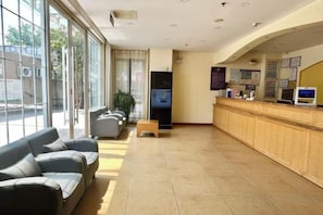 A hotel lobby with a reception desk, seating area, and large windows. - Home Inn Piper Cloud (Xuzhou Dibei Xianghe Branch) (Xuzhou)