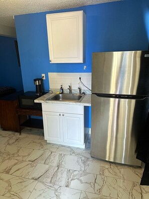 Refrigerador, microondas, cafetera/tetera, mesa de comedor