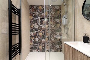Douche, sèche-cheveux, serviettes fournies