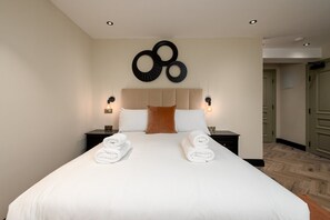 Iron/ironing board, internet, bed sheets