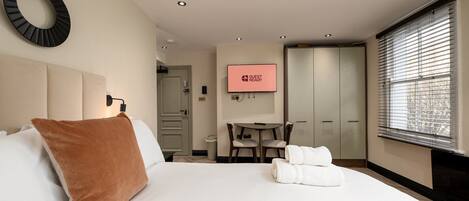 Strygejern/strygebræt, internetforbindelse, sengetøj