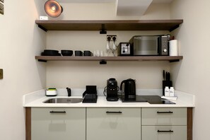 Fridge, microwave, coffee/tea maker, toaster - GuestReady - Serene getaway in Euston (London)