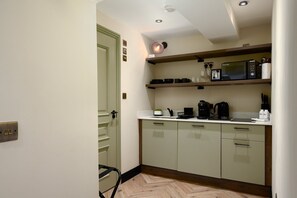 Réfrigérateur, micro-ondes, cafetière/bouilloire, grille-pain