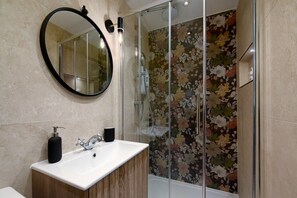 Chuveiro, secador de cabelo, toalhas de banho 