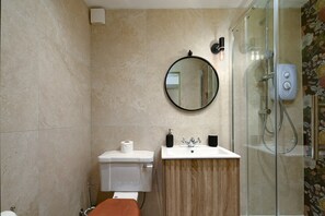 Douche, sèche-cheveux, serviettes fournies